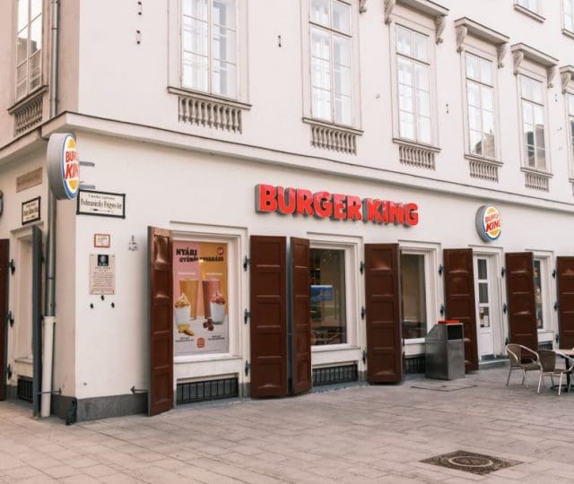 Burger King dá whopper de graça para quem fizer denúncias de fake news