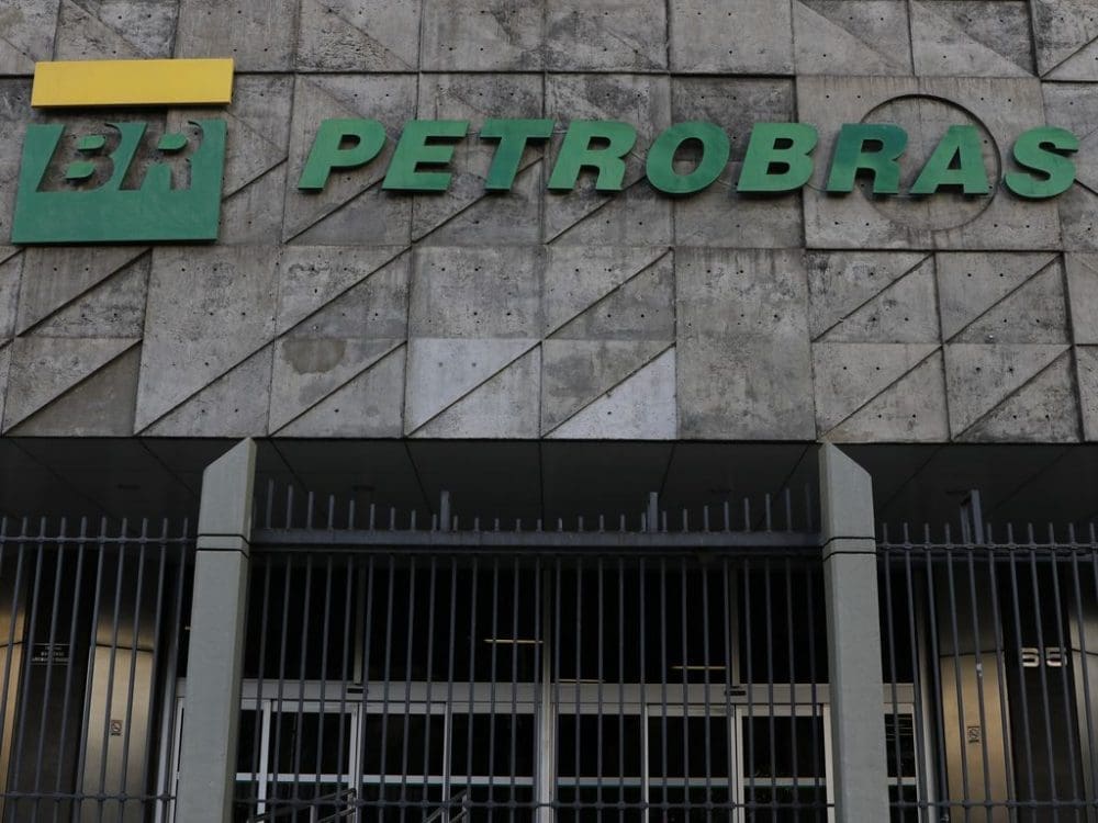 Pressionada, Petrobras já discute com governo reduzir preço dos combustíveis