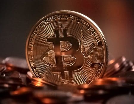 Criptomoedas desabam e mercado perde US$ 200 bilhões em 24 horas