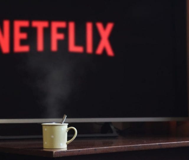 Netflix tem 1ª queda de assinantes em uma década e projeta mais perdas