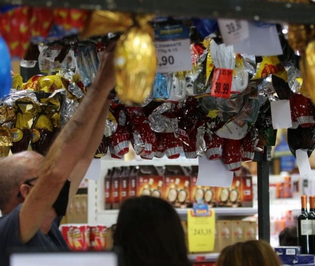 Com o ovo de Páscoa até 40% mais caro, brasileiro reduz compras de chocolates