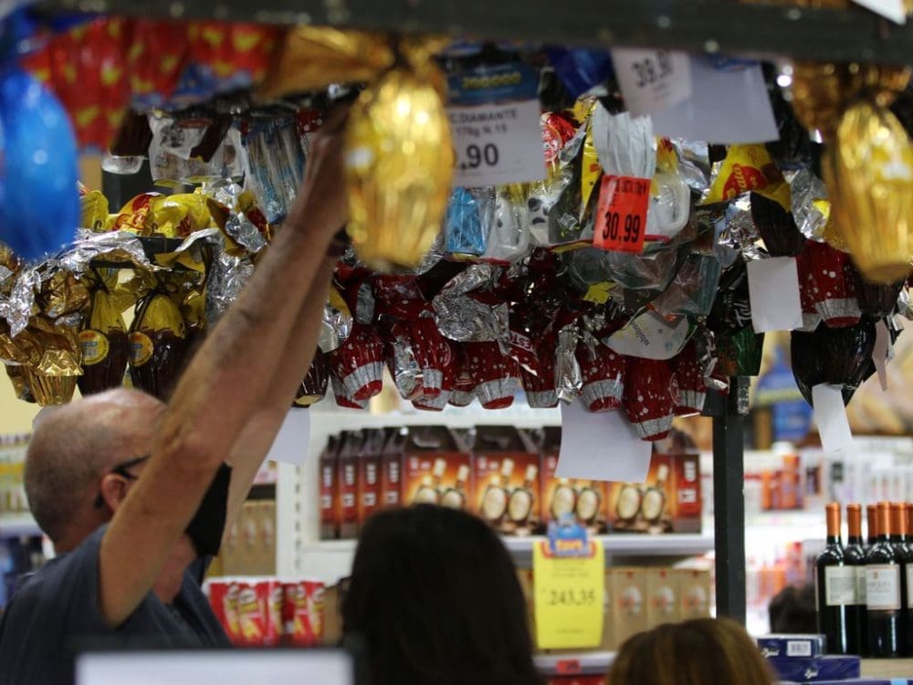 Com o ovo de Páscoa até 40% mais caro, brasileiro reduz compras de chocolates