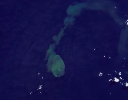 Satélite da Nasa capta imagens da erupção de vulcão submarino Kavachi