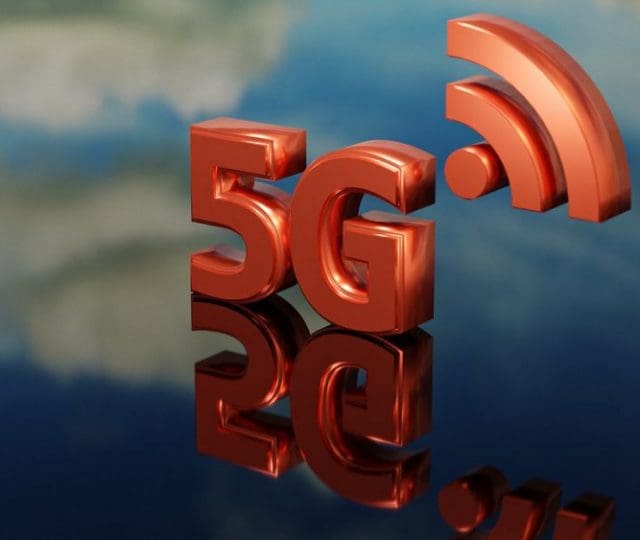 Excesso de fios em postes das grandes cidades é obstáculo para redes 5G