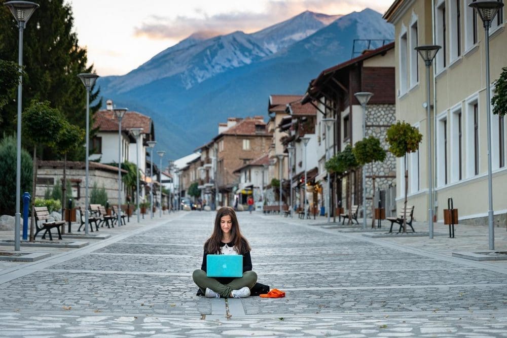 Quer ser nômade digital? Saiba quanto dinheiro é preciso para viver viajando