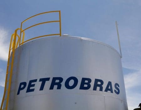 Petrobras anuncia redução de 4,92% no preço médio da gasolina