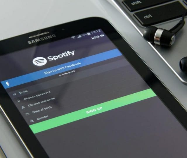 TSE fecha parceria com o Spotify para combater notícias falsas