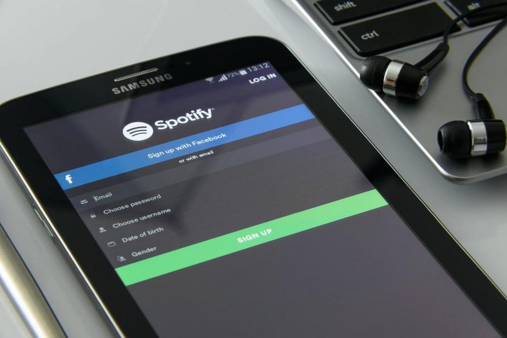 TSE fecha parceria com o Spotify para combater notícias falsas