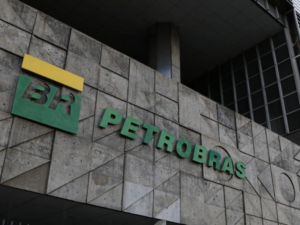 Como funciona a política de preços da Petrobras e por que o governo quer mudar?