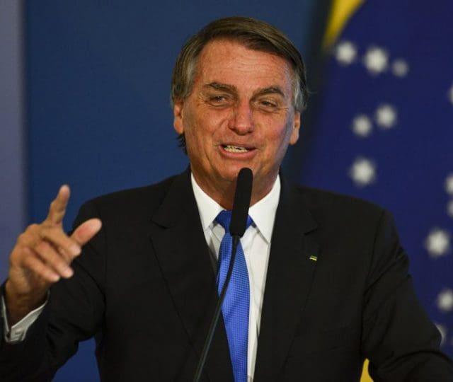 Aos diplomatas estrangeiros, Bolsonaro repete Guedes: ‘O Brasil está voando’