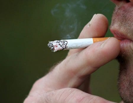 Uso de máscara piora os efeitos do cigarro no corpo humano, mostra estudo