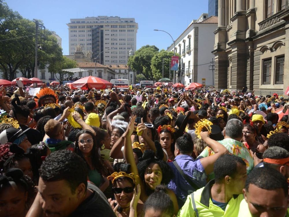 Balanço do carnaval tem 500 toneladas de lixo e 1,5 mil multas no RJ