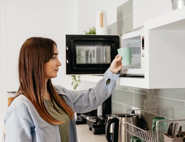 Micro-ondas dá câncer? Saiba o que dizem os estudos científicos