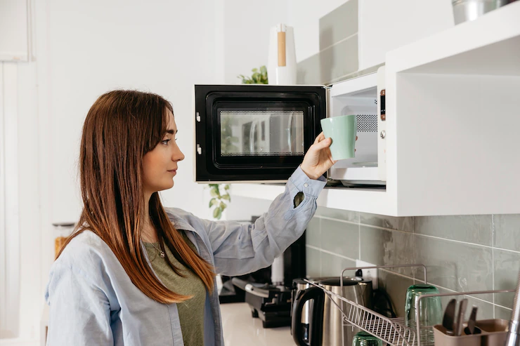 Micro-ondas dá câncer? Saiba o que dizem os estudos científicos