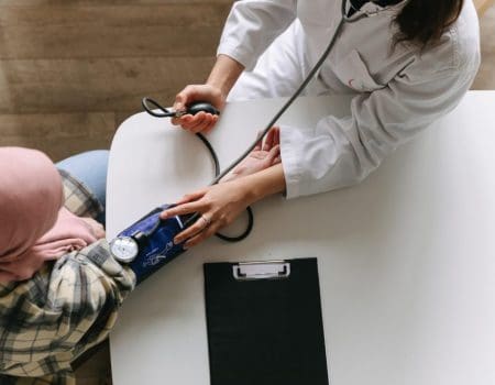 Como a baixa qualidade do ensino de medicina no Brasil afeta a saúde da população