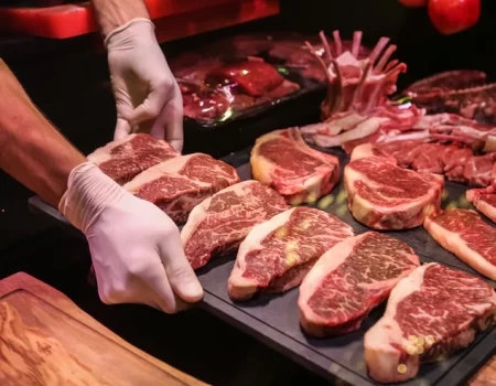 Como a carne de laboratório pode revolucionar a indústria alimentícia e o meio ambiente