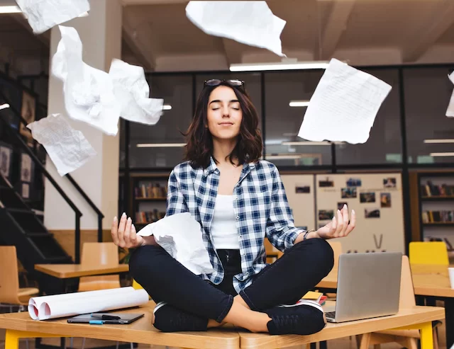 Como a meditação online pode melhorar a saúde mental dos universitários