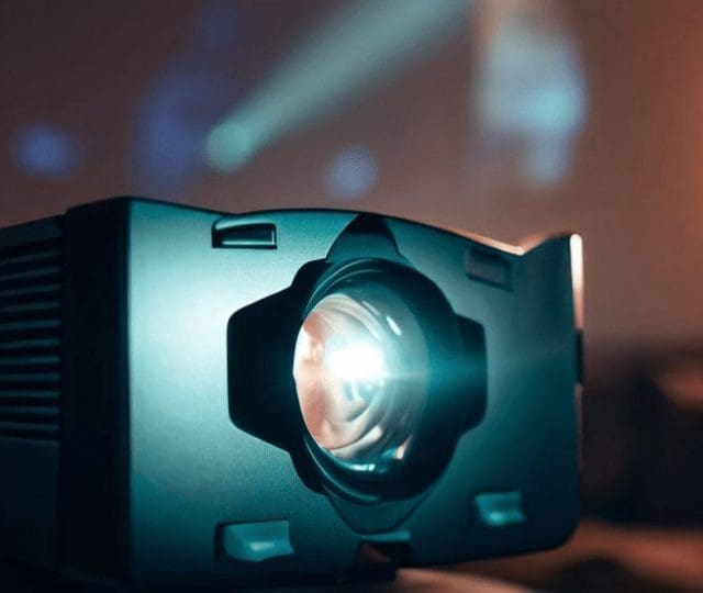 5 projetores ideais para montar um cinema em casa