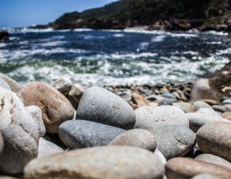 Geóloga descobre rochas plásticas em ilha brasileira