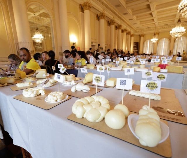 Araxá sedia a maior feira de queijos artesanais do Brasil e premia os melhores produtores