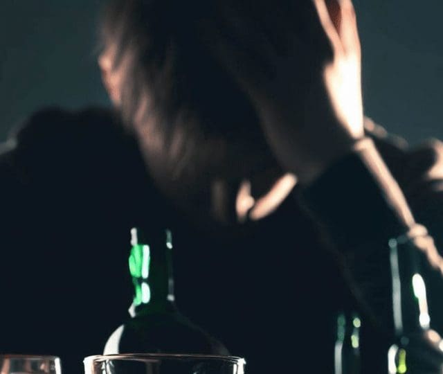 Alcoolismo tem cura? Conheça os sintomas, os medicamentos e os programas de recuperação