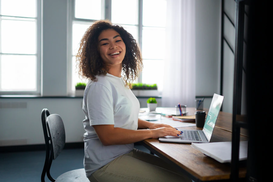 Passaporte para o Futuro: uma plataforma digital para formar e incluir adolescentes e jovens no mercado de trabalho