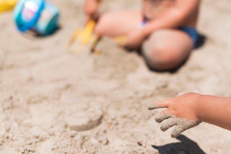 Os perigos escondidos na areia de playground: um estudo revela a presença de bactérias, fungos e parasitas