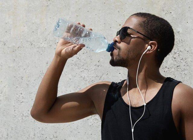 A importância da hidratação no calor extremo e como fazer isso de forma adequada