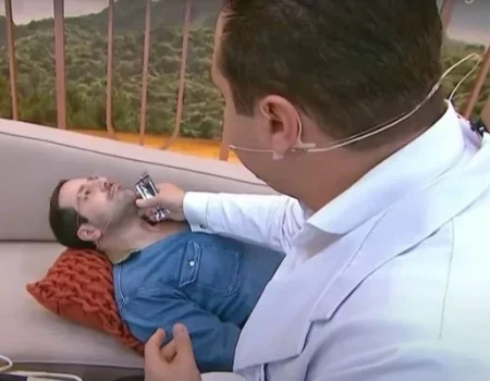 Apresentador de TV descobre cisto na tireoide durante programa ao vivo