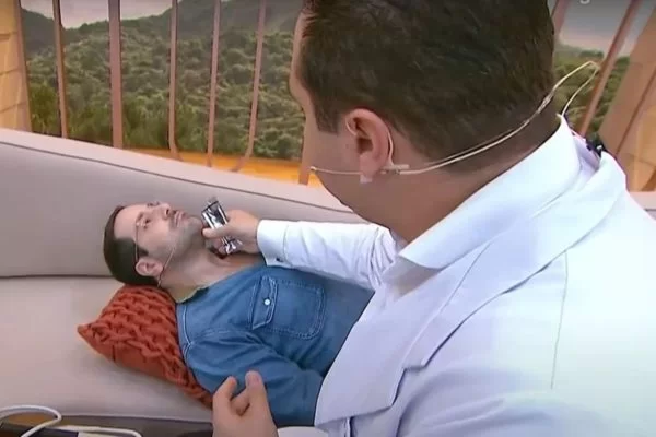 Apresentador de TV descobre cisto na tireoide durante programa ao vivo