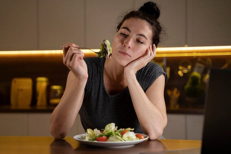 Doença Hepática Gordurosa: comer em excesso e jejum danificam o fígado, revela estudo inovador