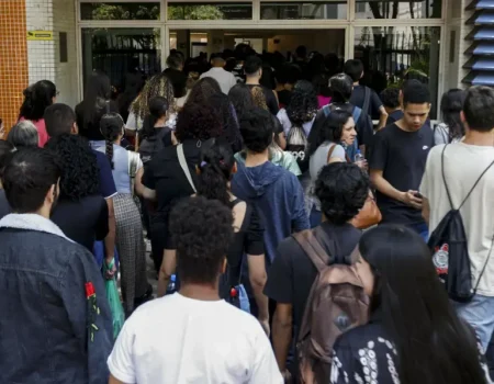 Estudantes do Programa Pé-de-Meia começam a receber primeira parcela