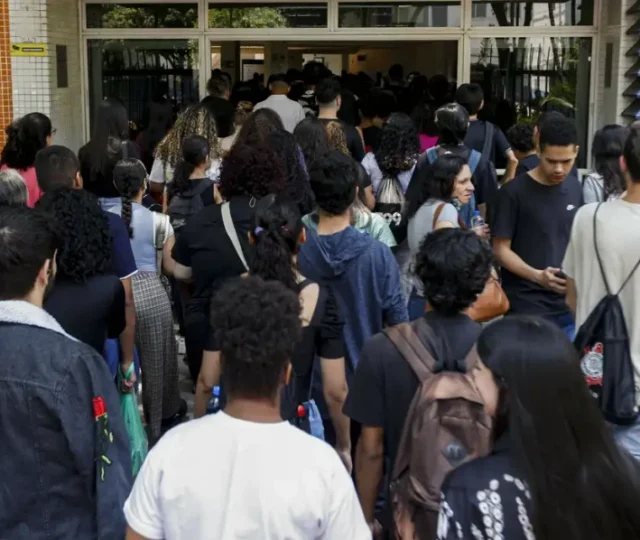 Estudantes do Programa Pé-de-Meia começam a receber primeira parcela