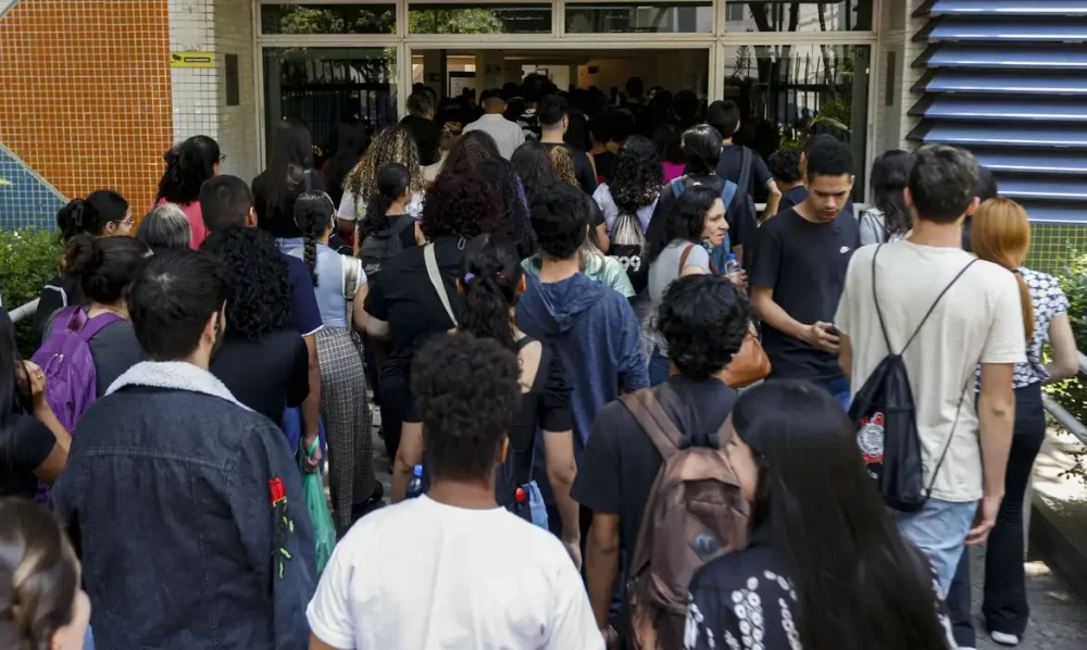 Estudantes do Programa Pé-de-Meia começam a receber primeira parcela